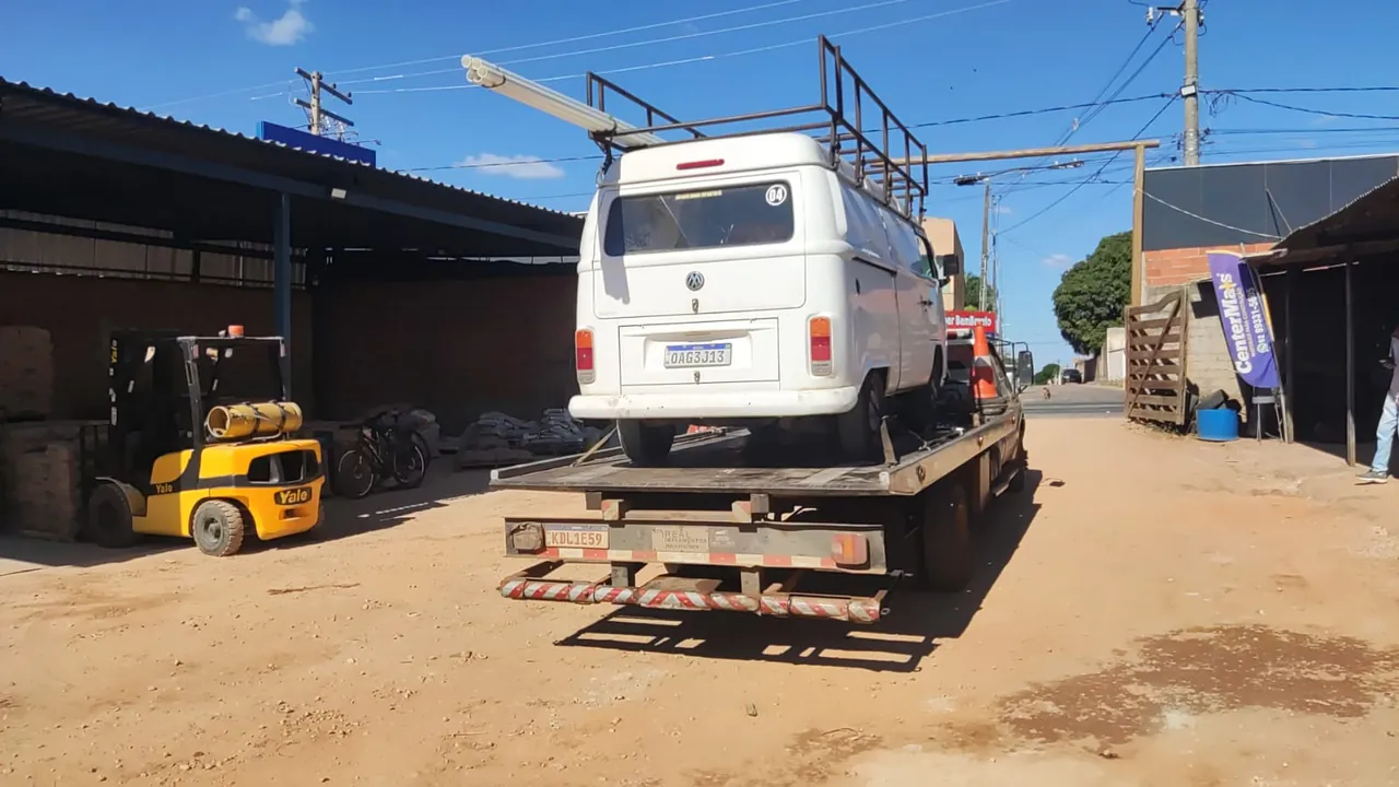 Transporte de moto em guincho plataforma